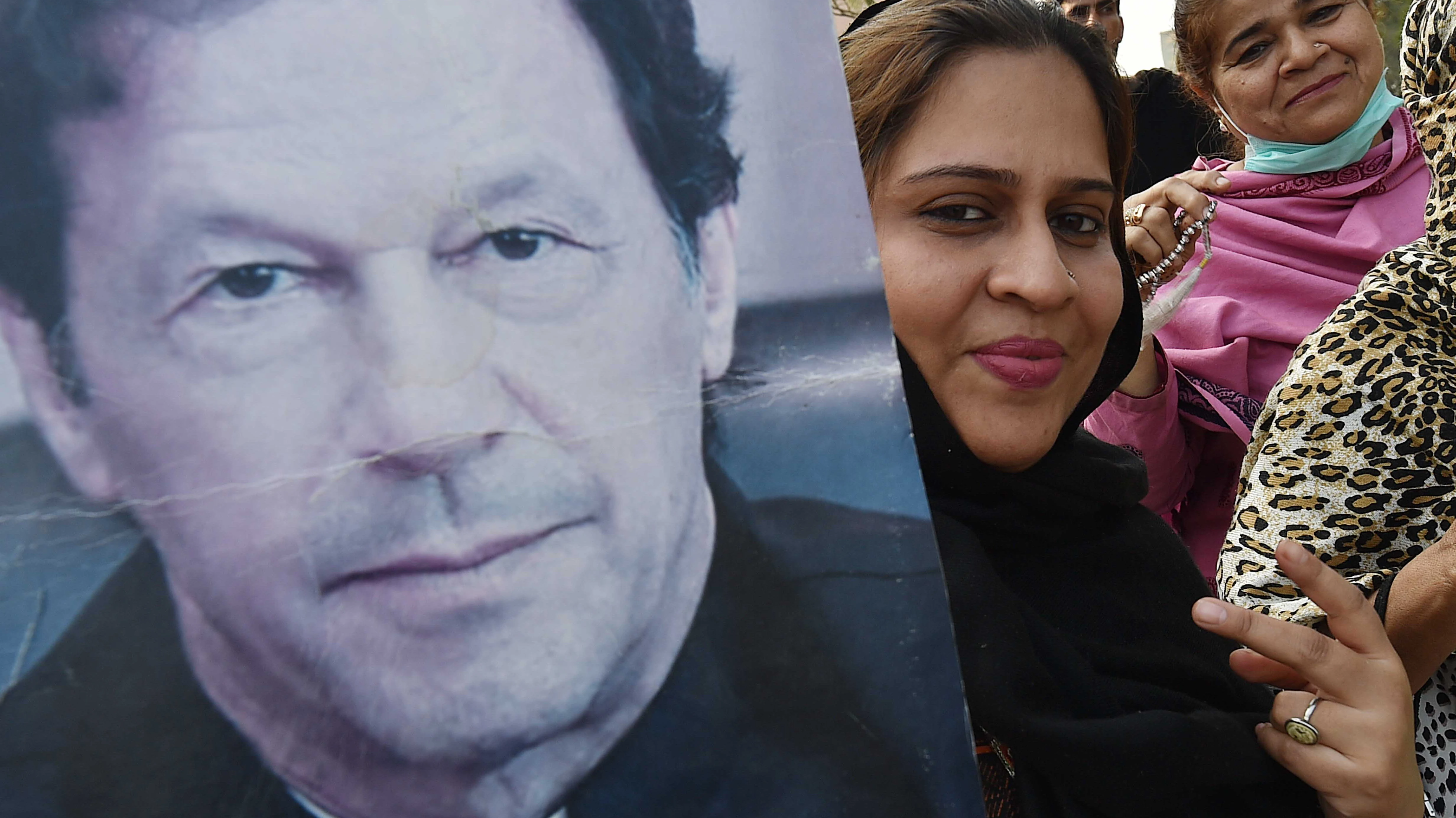 Foto de archivo de una pancarta con la imagen del ex primer ministro de Pakistán Imran Khan. 