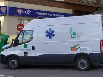 Imagen de archivo de una ambulancia del Servicio Extremeño de Salud