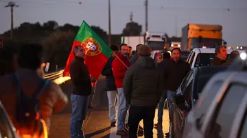 Agricultores portugueses cortan la A6