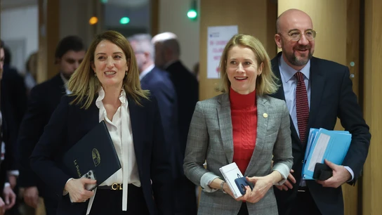 La presidenta del Parlamento Europeo, Roberta Metsola, la primera ministra de Estonia, Kaja Kallas, y el presidente del Consejo Europeo, Charles Michel, en su llegada a la cumbre. La presidenta del Parlamento Europeo, Roberta Metsola, la primera ministra de Estonia, Kaja Kallas, y el presidente del Consejo Europeo, Charles Michel, en su llegada a la cumbre.