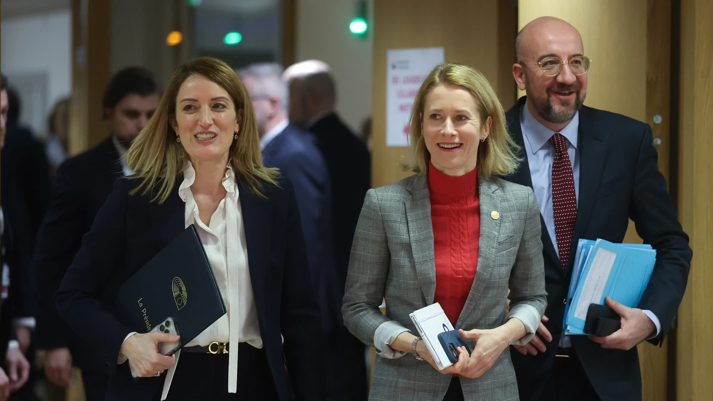 La presidenta del Parlamento Europeo, Roberta Metsola, la primera ministra de Estonia, Kaja Kallas, y el presidente del Consejo Europeo, Charles Michel, en su llegada a la cumbre. La presidenta del Parlamento Europeo, Roberta Metsola, la primera ministra de Estonia, Kaja Kallas, y el presidente del Consejo Europeo, Charles Michel, en su llegada a la cumbre.