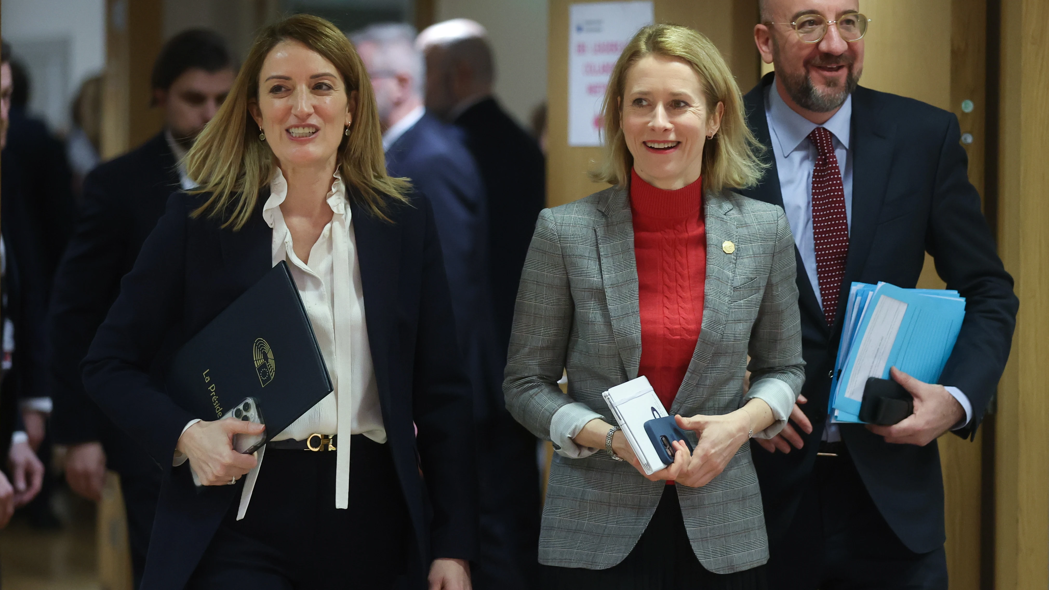 La presidenta del Parlamento Europeo, Roberta Metsola, la primera ministra de Estonia, Kaja Kallas, y el presidente del Consejo Europeo, Charles Michel, en su llegada a la cumbre.