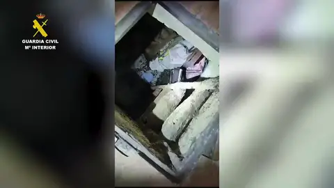 Captura del vídeo de la Guardia Civil del zulo donde un hombre ha retenido a su pareja