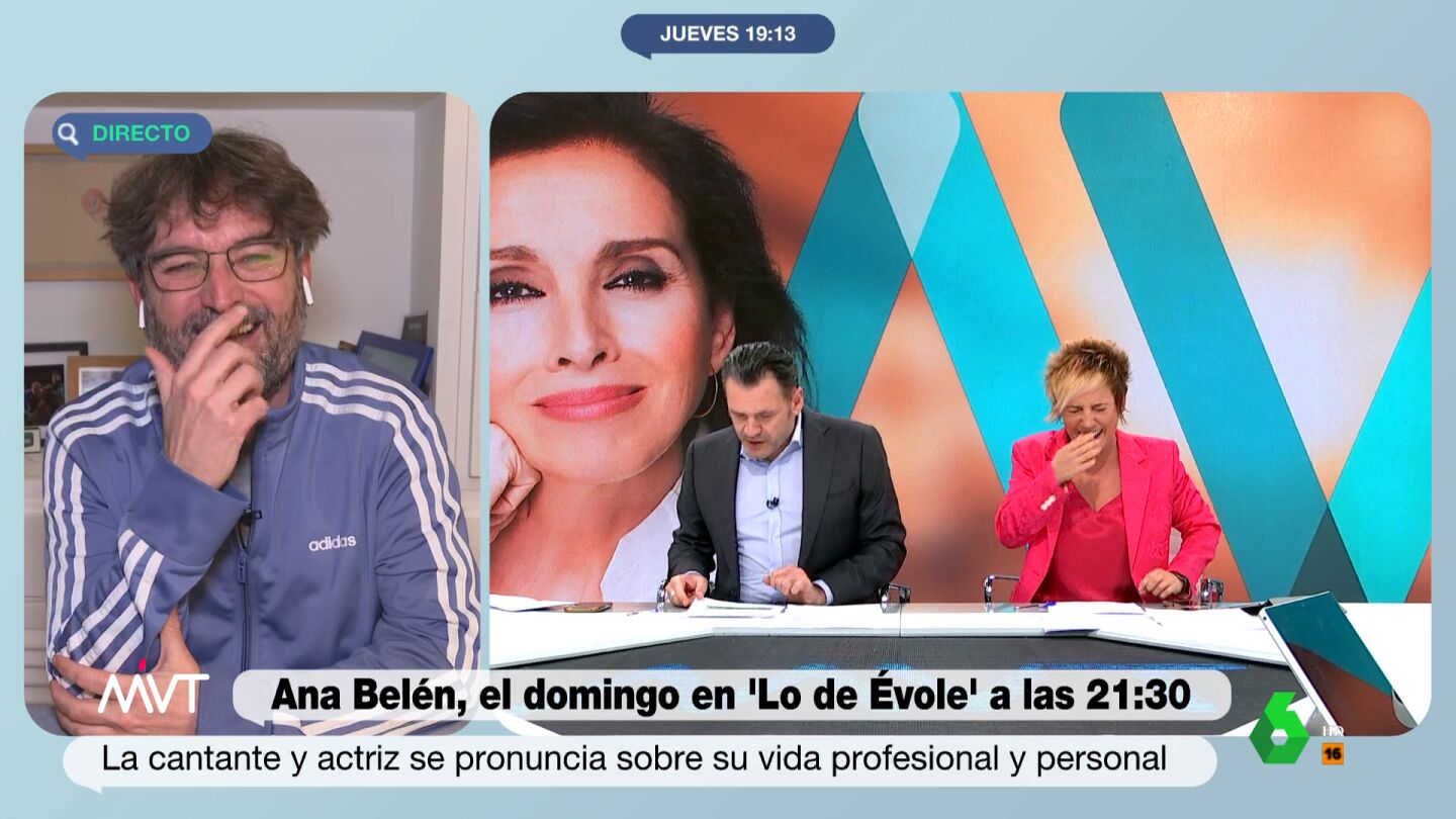 Cristina Pardo tiene un ataque de risa en pleno directo de M&aacute;s Vale Tarde mientras I&ntilde;aki L&oacute;pez, patatas revolconas en mano, saluda a Jordi &Eacute;vole. El divertido momento en el que el periodista se contagia de la risa de la presentadora, en este v&iacute;deo.