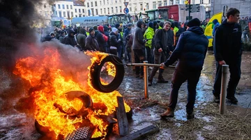 Los agricultores queman neumáticos frente al Parlamento Europeo
