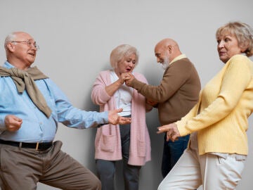 personas mayores bailando