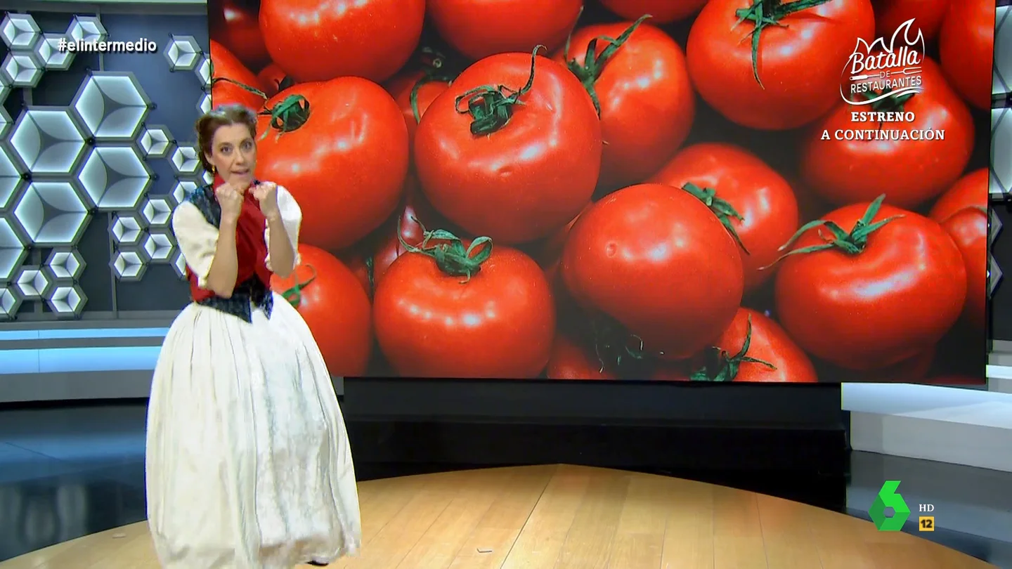 Cristina Gallego responde a la exministra que aseguró que el tomate español es "incomible" "No tenéis nada que hacer contra nuestros tomates, y si no ¿por qué coño hacéis vichyssoise y no gazpacho?", comenta Cristina Gallego, que en este vídeo reivindica el producto español y carga contra las baguettes, los croissants y 'El Principito'.
