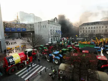 Cientos de tractores protestan en Bruselas coincidiendo con una cumbre europea