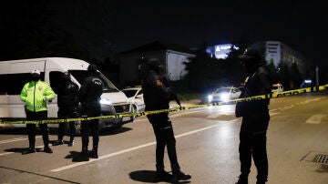 Agentes de la Policía ante la fábrica turca de Procter & Gamble donde un hombre tomó varios rehenes