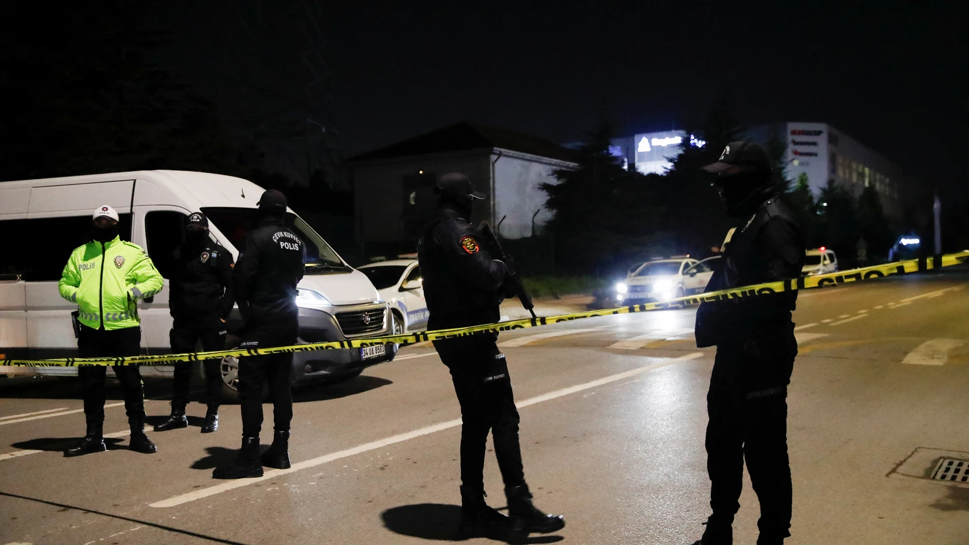 Agentes de la Policía ante la fábrica turca de Procter &amp; Gamble donde un hombre tomó varios rehenes