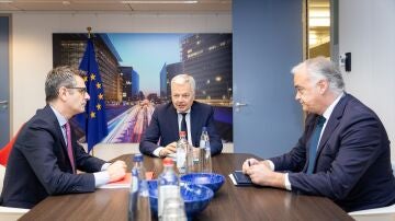 Félix Bolaños y Esteban González Pons se reúnen en Bruselas con el comisario de Justicia de la UE, Didier Reynders