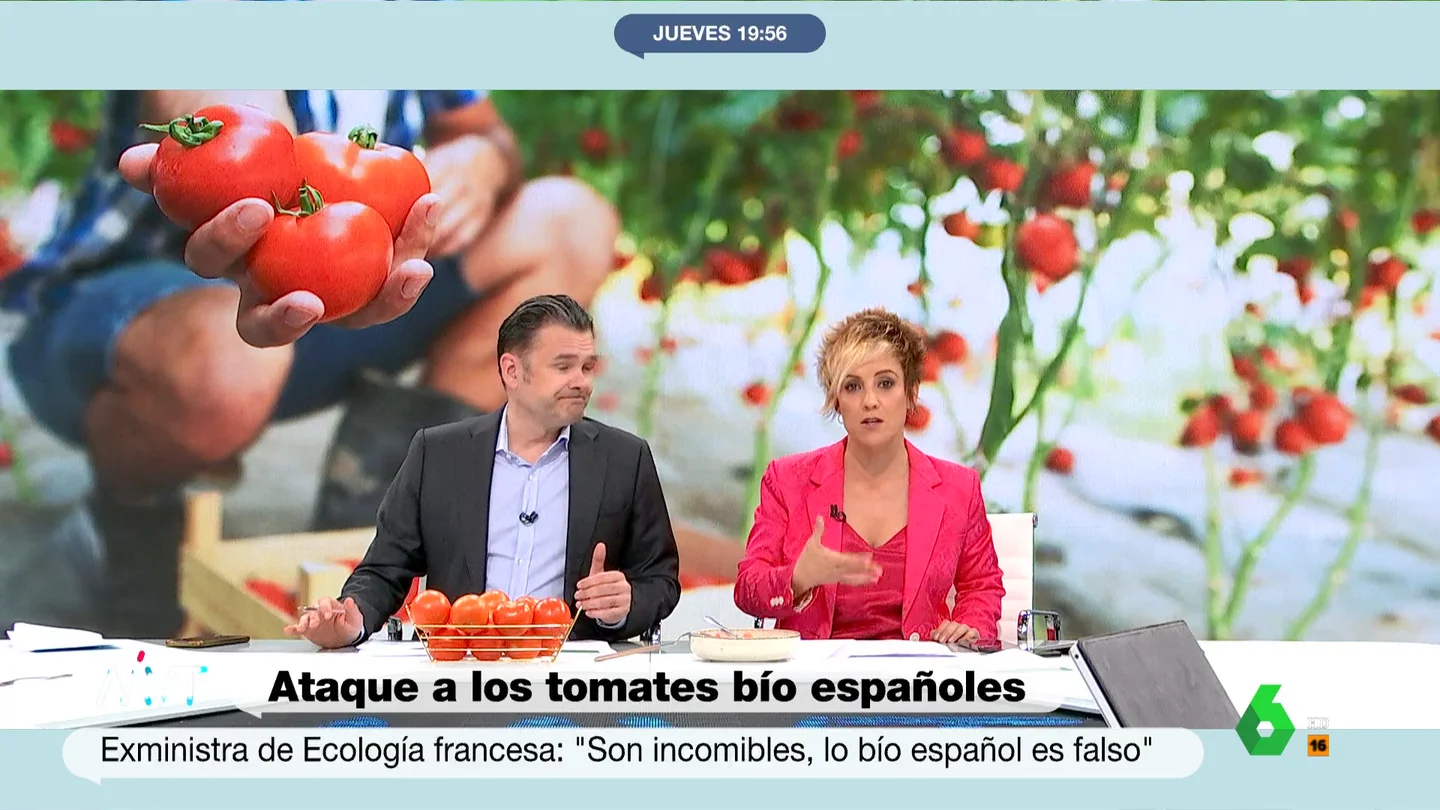Cristina Pardo responde a las críticas de Francia a los tomates españoles La exministra de Ecología francesa ha asegurado que el tomate bío español es "falso e incomible". "Es de un proteccionismo muy antiguo", opina Iñaki López, mientras Pablo Ojeda desmonta el argumento de Segolene Royal en este vídeo.