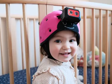 ebé de 18 meses con una cámara en la cabeza ebé de 18 meses con una cámara en la cabeza