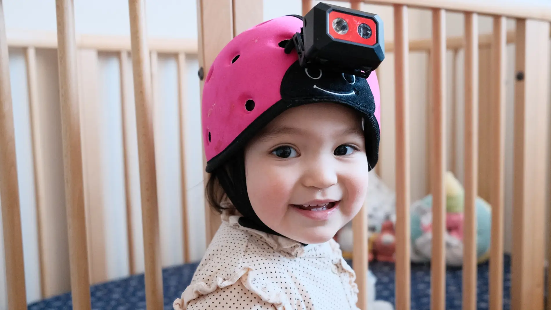 ebé de 18 meses con una cámara en la cabeza