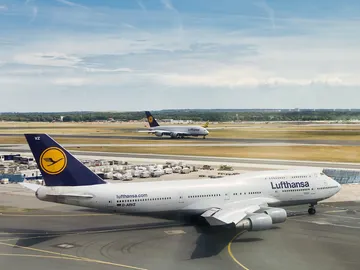 Aviones de Lufthansa en un aeropuerto de Alemania Aviones de Lufthansa en un aeropuerto de Alemania