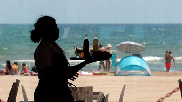 Imagen de archivo de una camarera trabajando en el restaurante de una playa de la Comunitat Valenciana