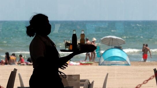 Imagen de archivo de una camarera trabajando en el restaurante de una playa de la Comunitat Valenciana