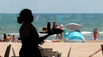 Imagen de archivo de una camarera trabajando en el restaurante de una playa de la Comunitat Valenciana