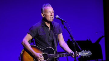 Bruce Springsteen actúa en el escenario durante la 15ª gala benéfica anual Stand Up For Heroes en el Alice Tully Hall.