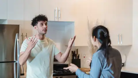 Pareja discutiendo Pareja discutiendo