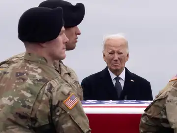 El presidente de Estados Unidos, Joe Biden, recibe los féretros de los tres soldados fallecidos en el ataque a una base en Jordania.