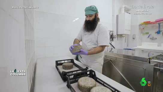 Quesos más caros, pero de mayor calidad: así reducen el consumo Rubén y Miriam en su negocio artesanal y ecológico "Nuestra manera de entender la producción no es producir y vender más, sino respetar un poco los ritmos de las ovejas", explica Rubén, dueño de una empresa de quesos artesanales que ahorra agua al máximo y utiliza energías renovables.