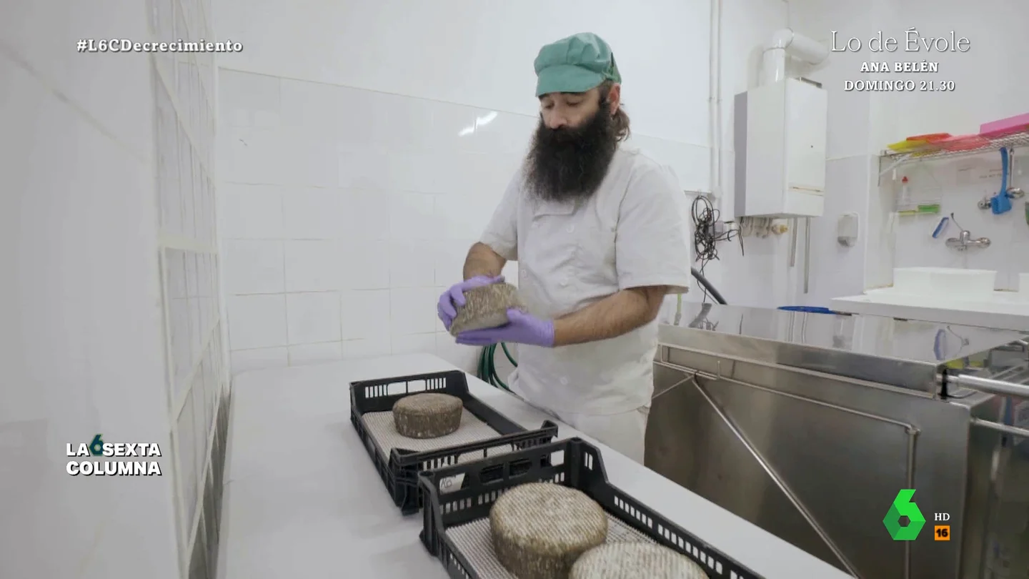 Quesos más caros, pero de mayor calidad: así reducen el consumo Rubén y Miriam en su negocio artesanal y ecológico "Nuestra manera de entender la producción no es producir y vender más, sino respetar un poco los ritmos de las ovejas", explica Rubén, dueño de una empresa de quesos artesanales que ahorra agua al máximo y utiliza energías renovables.