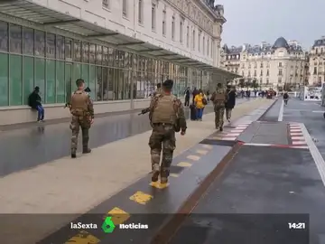 Un hombre ataca con un cuchillo a varias personas en una estación de París