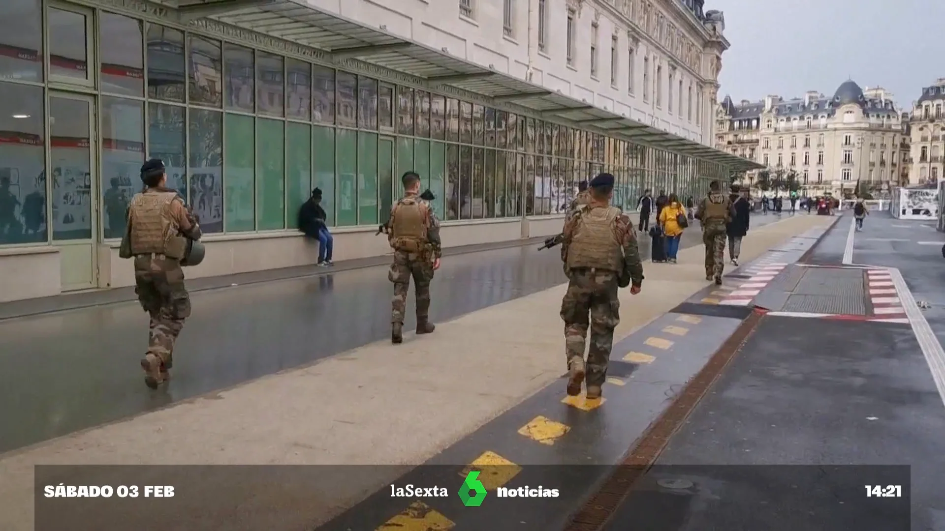 Un hombre ataca con un cuchillo a varias personas en una estación de París