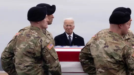 El presidente de Estados Unidos, Joe Biden, recibe los féretros de los tres soldados fallecidos en el ataque a una base en Jordania. El presidente de Estados Unidos, Joe Biden, recibe los féretros de los tres soldados fallecidos en el ataque a una base en Jordania.