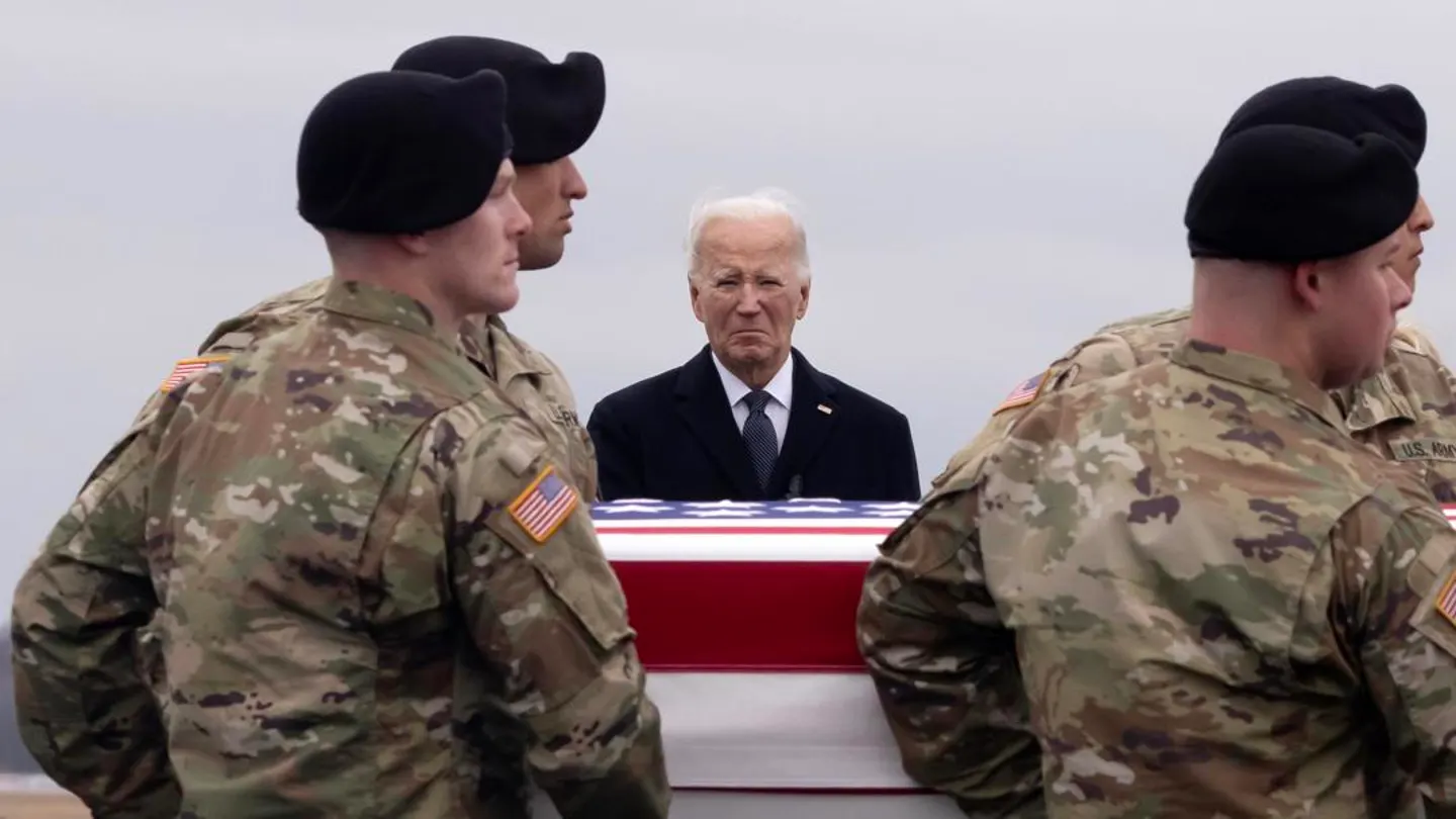 El presidente de Estados Unidos, Joe Biden, recibe los féretros de los tres soldados fallecidos en el ataque a una base en Jordania. El presidente de Estados Unidos, Joe Biden, recibe los féretros de los tres soldados fallecidos en el ataque a una base en Jordania.