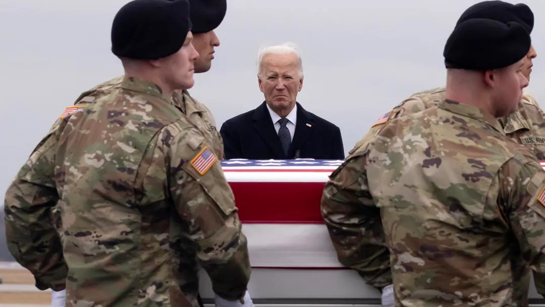 El presidente de Estados Unidos, Joe Biden, recibe los féretros de los tres soldados fallecidos en el ataque a una base en Jordania.