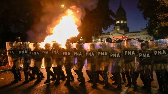 La C&aacute;mara de Diputados de Argentina aprueba parcialmente la 'ley &oacute;mnibus' de Milei y decenas de personas protestan en las calles