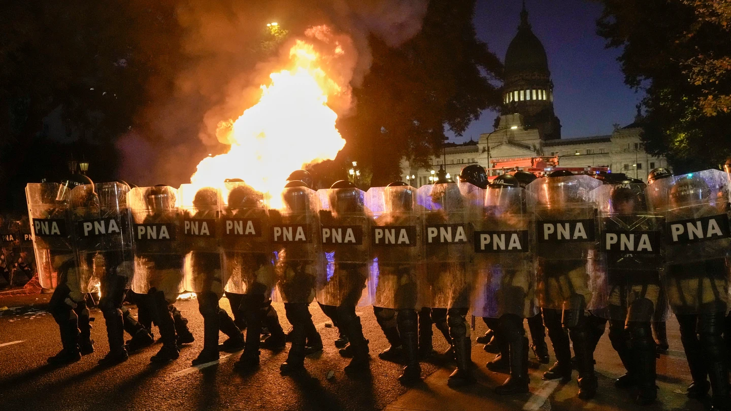 La Cámara de Diputados de Argentina aprueba parcialmente la 'ley ómnibus' de Milei y decenas de personas protestan en las calles La Cámara de Diputados de Argentina aprueba parcialmente la 'ley ómnibus' de Milei y decenas de personas protestan en las calles
