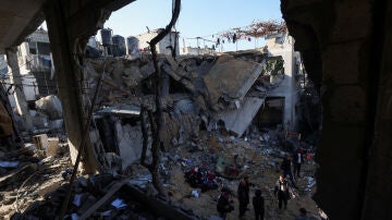 Los palestinos inspeccionan el lugar de un ataque israelí en Rafah
