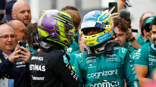Fernando Alonso saluda a Lewis Hamilton Fernando Alonso saluda a Lewis Hamilton