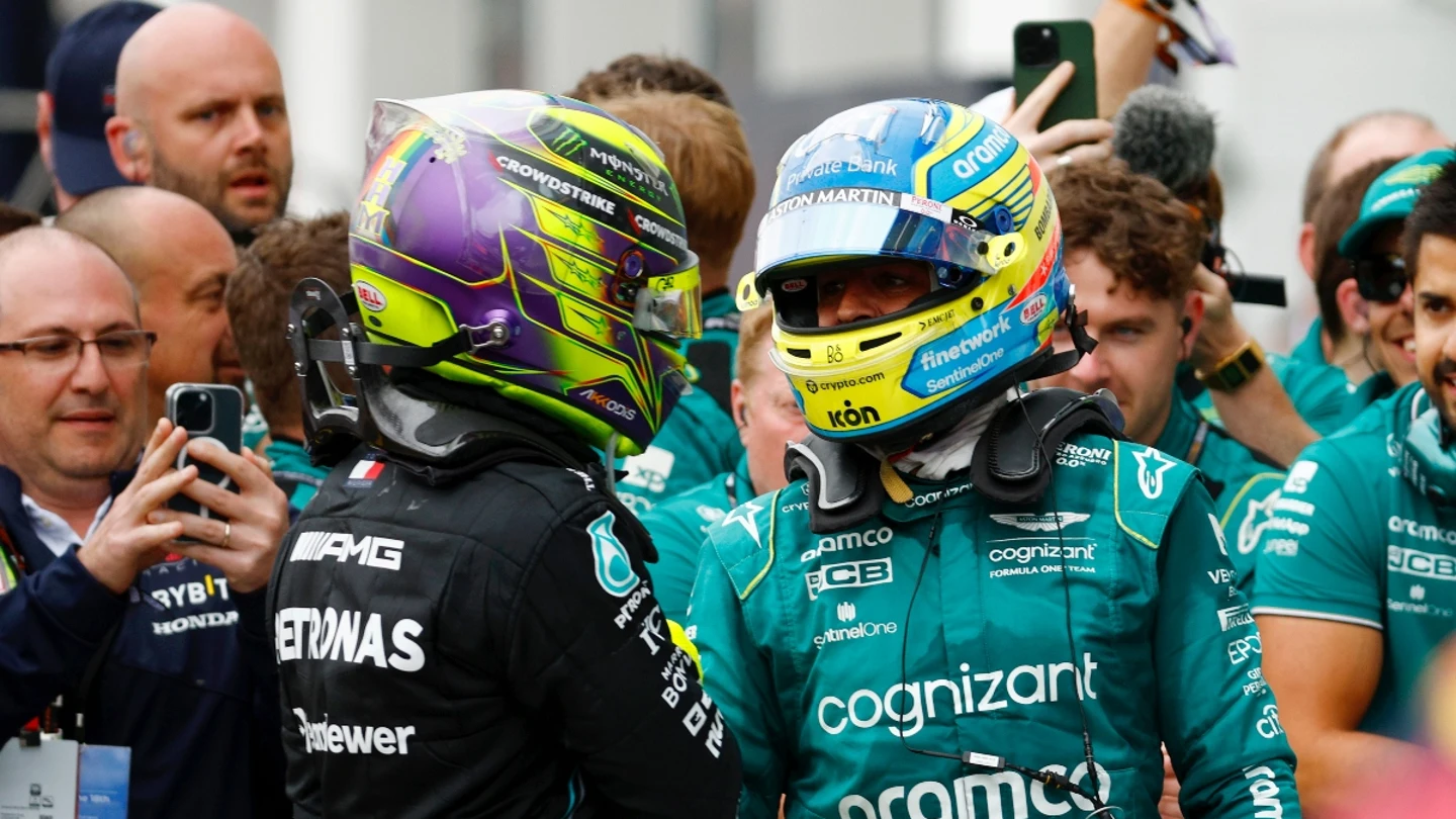 Fernando Alonso saluda a Lewis Hamilton Fernando Alonso saluda a Lewis Hamilton