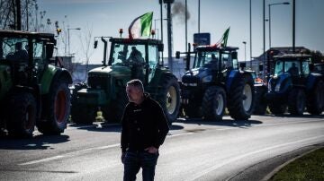Imagen de agricultores italianos protestando con sus tractores 