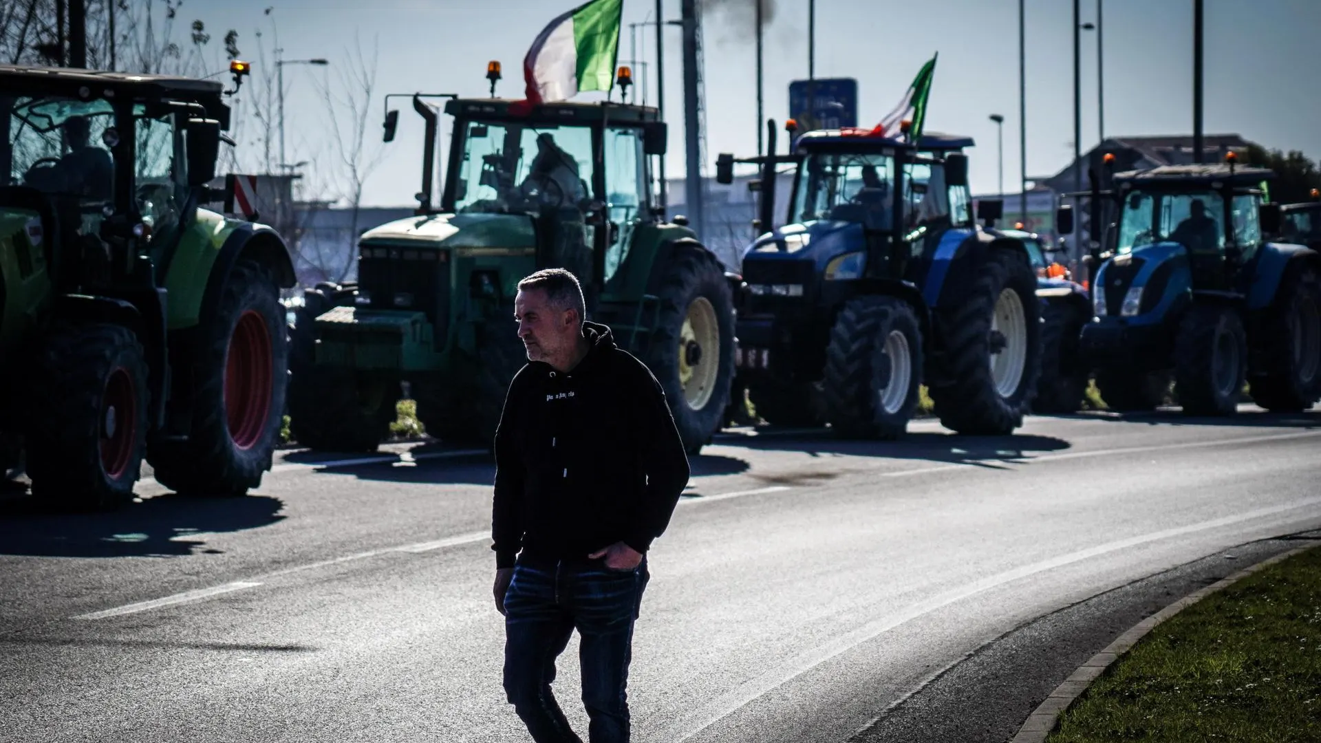 Imagen de agricultores italianos protestando con sus tractores 