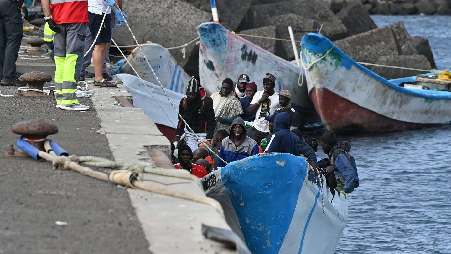Imagen de los 107 inmigrantes rescatados por la embarcación de Salvamento Marítimo Salvamar Adhara Imagen de los 107 inmigrantes rescatados por la embarcación de Salvamento Marítimo Salvamar Adhara