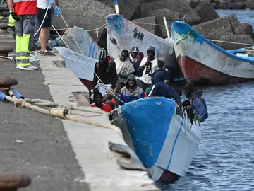 Imagen de los 107 inmigrantes rescatados por la embarcación de Salvamento Marítimo Salvamar Adhara