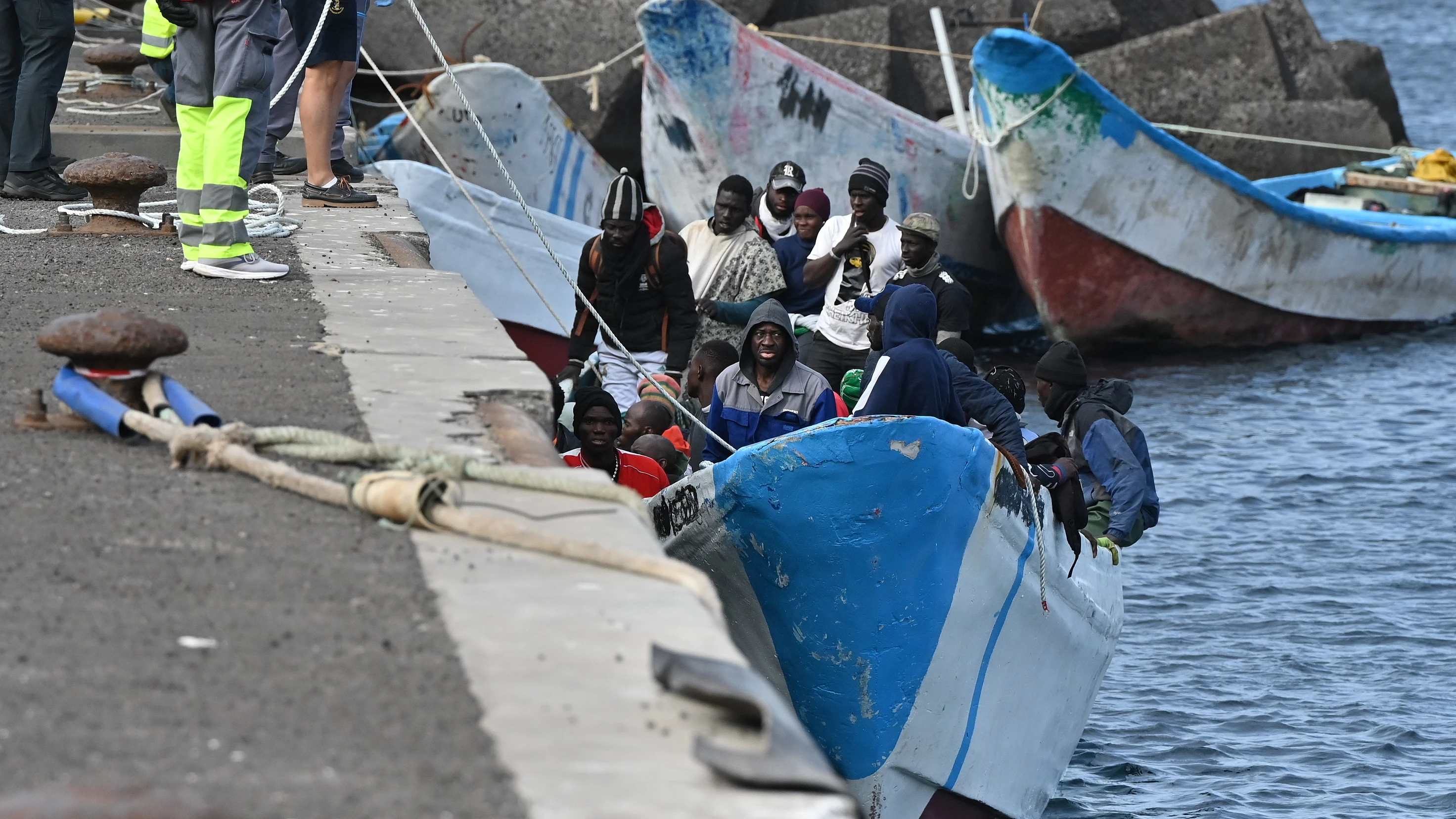 Imagen de los 107 inmigrantes rescatados por la embarcación de Salvamento Marítimo Salvamar Adhara