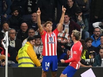 Marcos Llorente celebra un gol en el Bernabéu