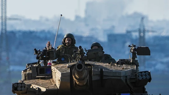 Un tanque israelí avanza por la Franja de Gaza Un tanque israelí avanza por la Franja de Gaza