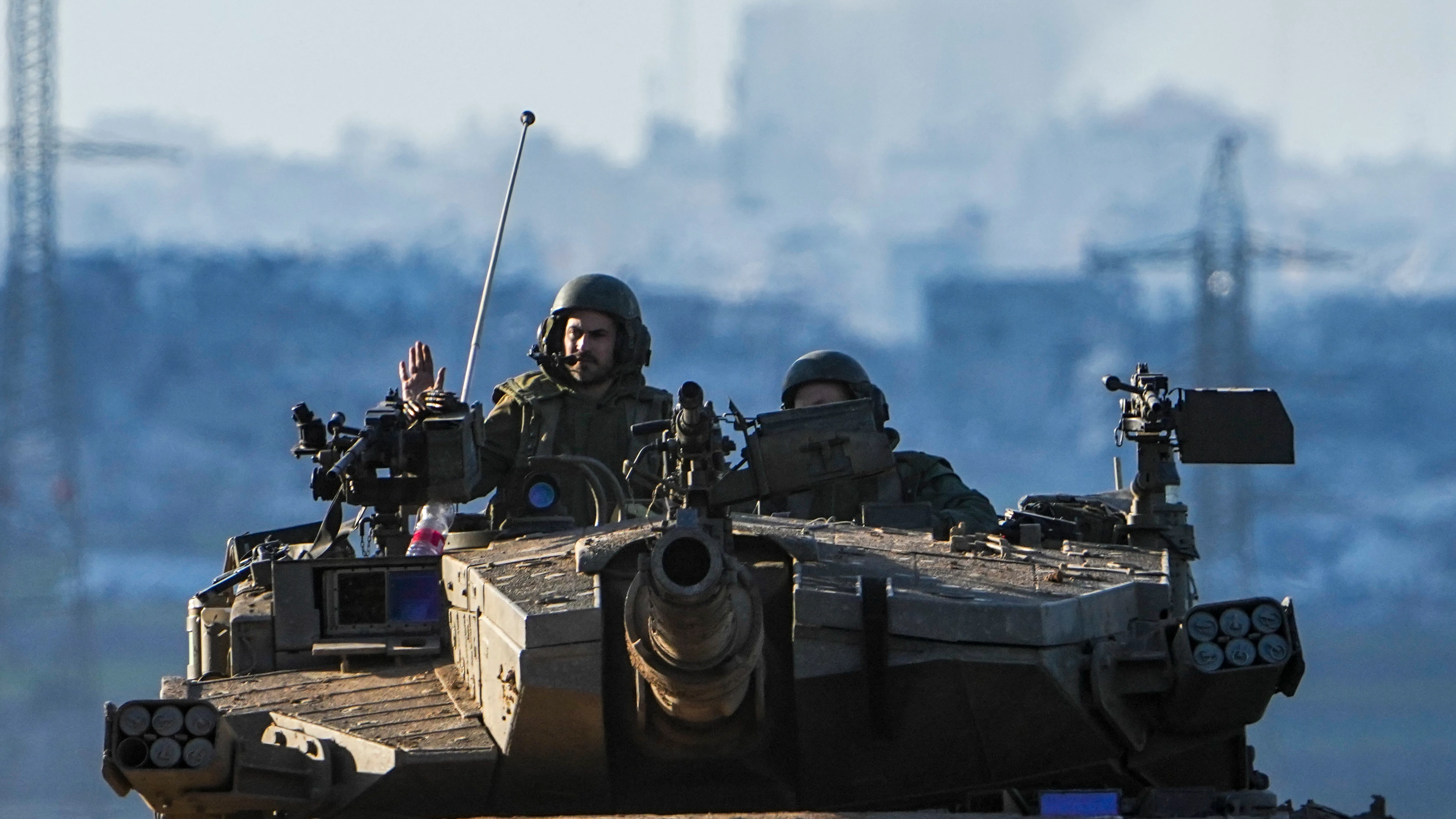 Un tanque israelí avanza por la Franja de Gaza