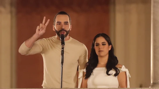 El actual presidente de El Salvador, Nayib Bukele, habla desde Palacio Nacional junto a su esposa, Gabriela Rodríguez El actual presidente de El Salvador, Nayib Bukele, habla desde Palacio Nacional junto a su esposa, Gabriela Rodríguez