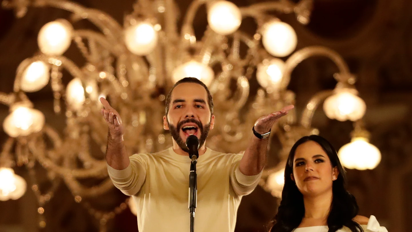 El actual presidente y ganador de la reelección de El Salvador, Nayib Bukele, habla desde el Palacio Nacional junto a su esposa Gabriela Rodríguez. El actual presidente y ganador de la reelección de El Salvador, Nayib Bukele, habla desde el Palacio Nacional junto a su esposa Gabriela Rodríguez.