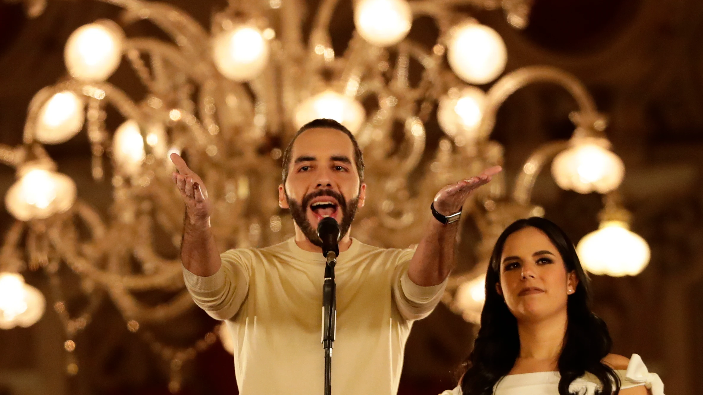 El actual presidente y ganador de la reelección de El Salvador, Nayib Bukele, habla desde el Palacio Nacional junto a su esposa Gabriela Rodríguez.