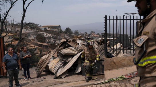 Bomberos acuden al sector de Achupallas, afectado por incendios forestales de Vi&ntilde;a del Mar.