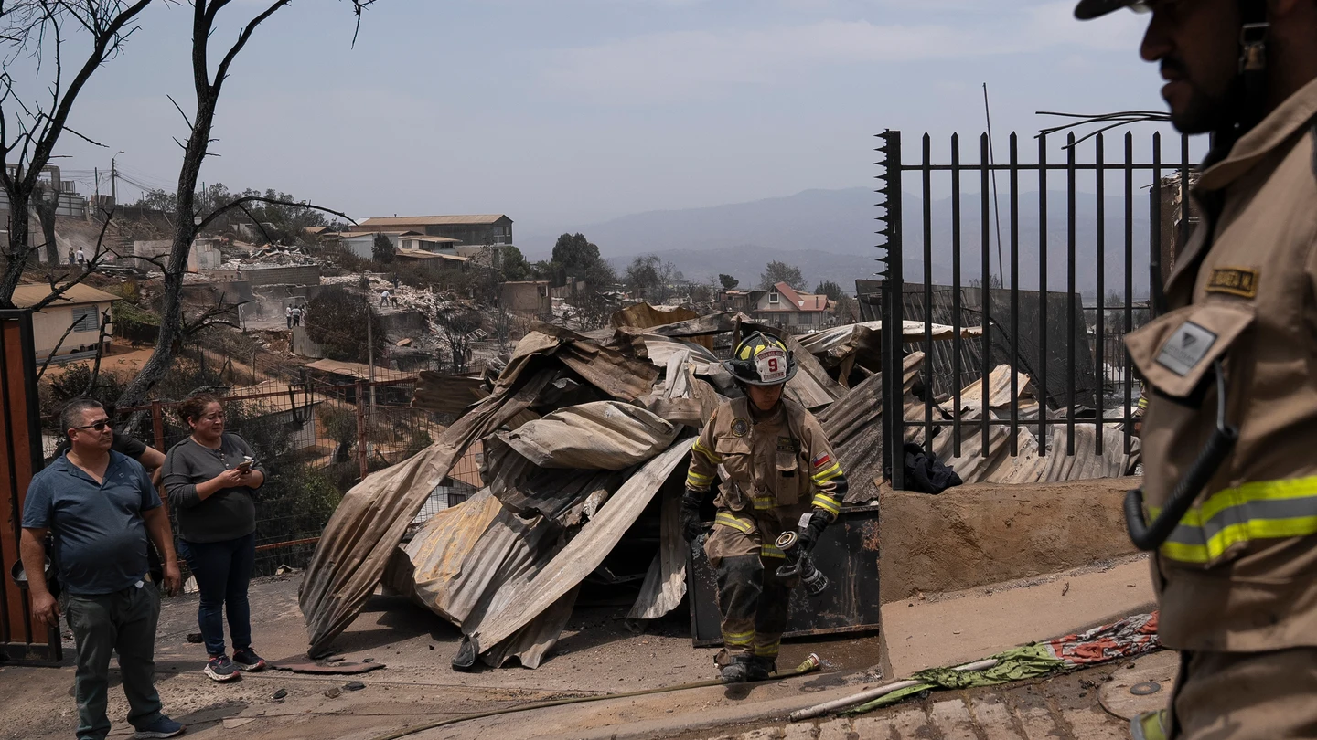 Bomberos acuden al sector de Achupallas, afectado por incendios forestales de Viña del Mar. Bomberos acuden al sector de Achupallas, afectado por incendios forestales de Viña del Mar.